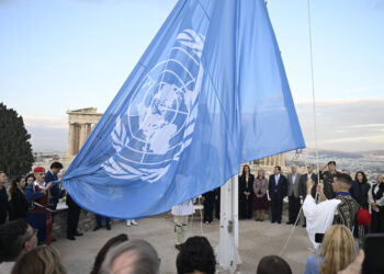 Γιατί κυματίζει η σημαία του ΟΗΕ στον βράχο της Ακρόπολης