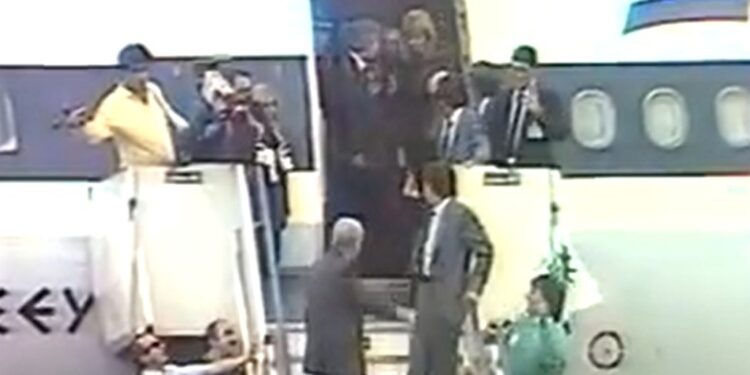 22 Οκτώβρη 1988: Η επιστροφή του Ανδρέα Παπανδρέου από το Χέρφιλντ και το εμβληματικό νεύμα στη Δήμητρα Λιάνη