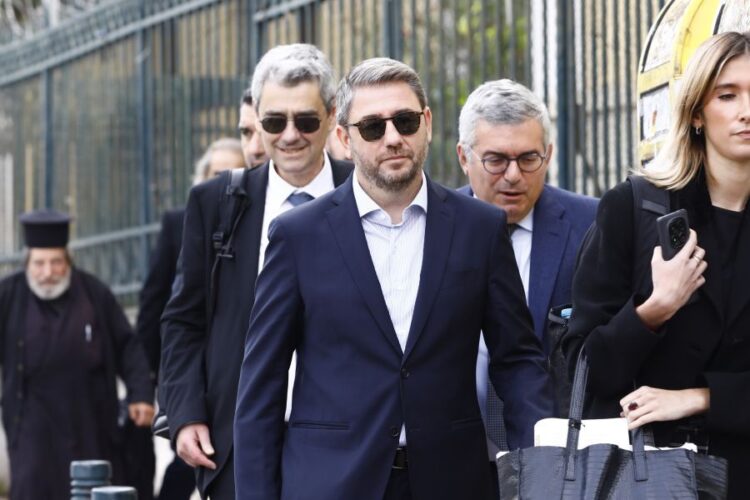 Στις δημοσκοπήσεις το ΠΑΣΟΚ αναστενάζει