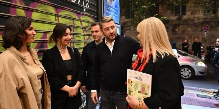 Ο Νίκος Ανδρουλάκης στην πρεμιέρα του «Η μητέρα του σκύλου»