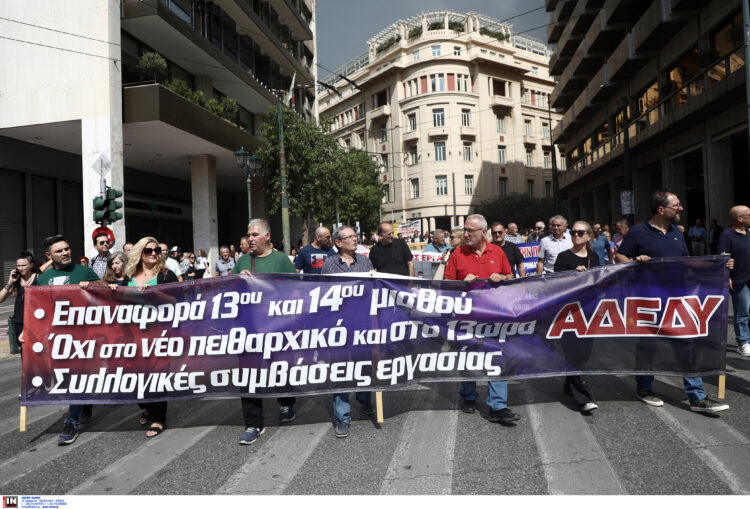 «Δεν θα τους αφήσουμε να πάνε τη ζωή μας… τρένο»: Ολοκληρώθηκαν οι απεργιακές συγκεντρώσεις και πορείες για το 13ωρο