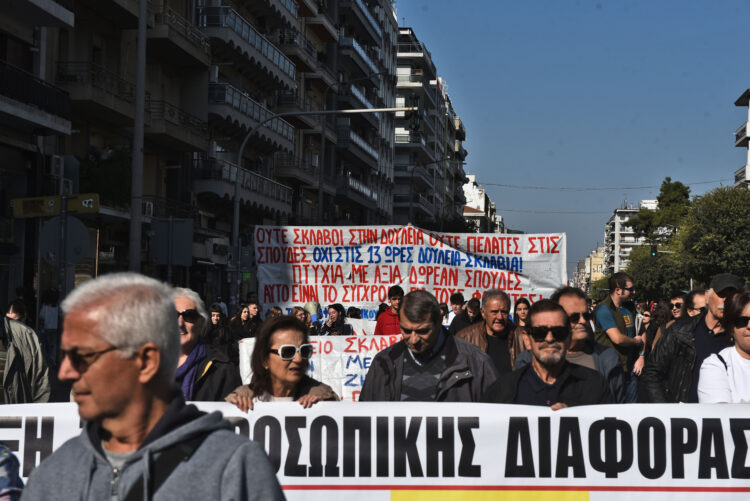 Οχι στο 13ωρο από πλήθος κόσμου στις συγκεντρώσεις σε Σύνταγμα και Προπύλαια