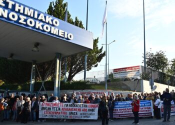 Ένταση στο νοσοκομείο «Αττικόν»: Τα ΜΑΤ δεν άφησαν γιατρούς και νοσηλευτές να πλησιάσουν στη φιέστα Μητσοτάκη – Γεωργιάδη