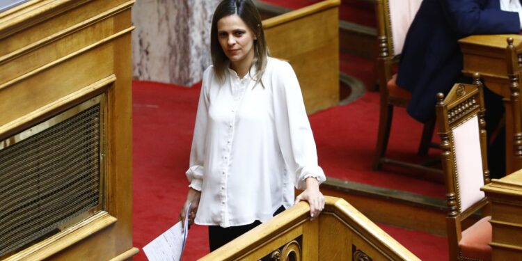 Έφη Αχτσιόγλου: Ντροπιαστική η στάση της κυβέρνησης