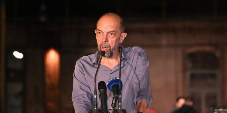 Νίκος Μπελαβίλας για την πλατεία Συντάγματος: «Το συλλογικό βήμα της Δημοκρατίας»