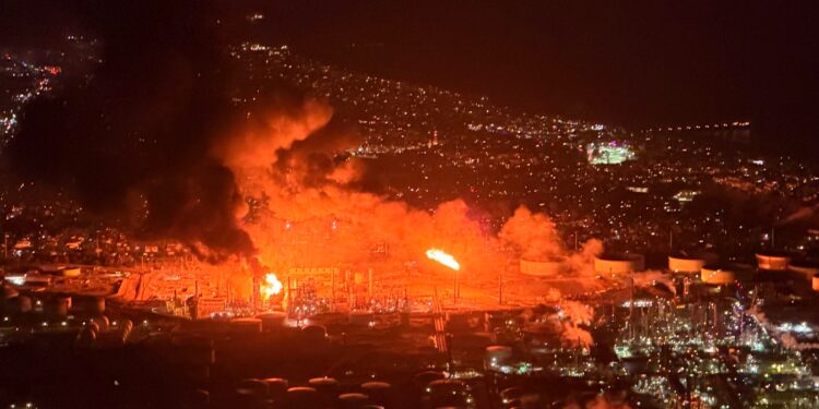 Φλέγεται διυλιστήριο της Chevron στην Καλιφόρνια