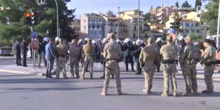 Κέρκυρα: Σε εξέλιξη συγκέντρωση διαμαρτυρίας για το Crown Iris στο λιμάνι