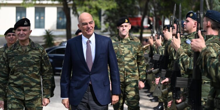 Ο άφαντος υπουργός του Άγνωστου Στρατιώτη: Ο Δένδιας… στο εργοστάσιο, όχι στη Βουλή