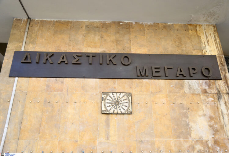 Συνελήφθη ένορκος επειδή τράβηξε φωτογραφία μέσα στη δικαστική αίθουσα