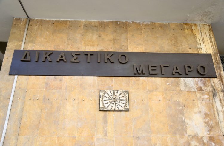 Συνελήφθη ένορκος επειδή τράβηξε φωτογραφία μέσα στη δικαστική αίθουσα