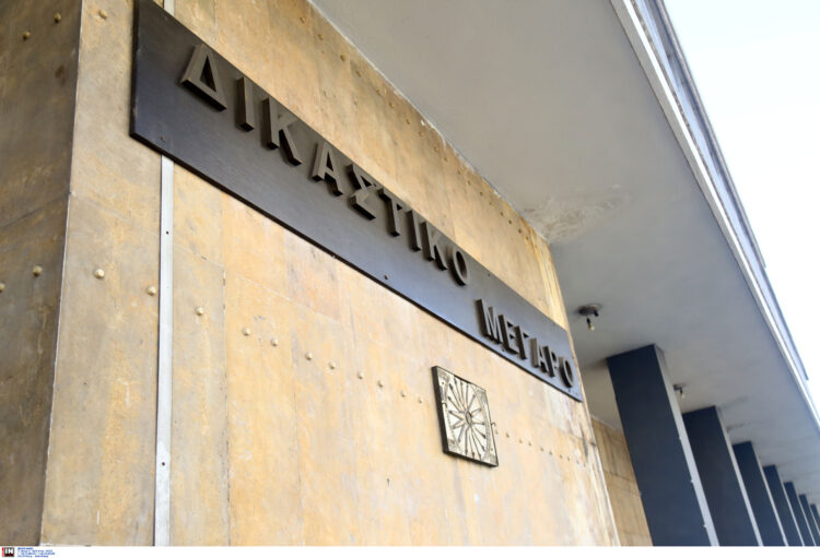 Συνελήφθη ένορκος επειδή τράβηξε φωτογραφία μέσα στη δικαστική αίθουσα