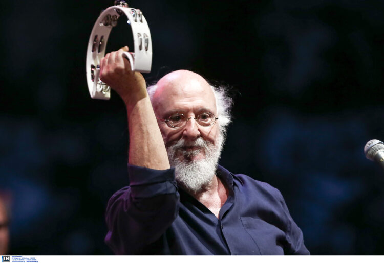 Διονύσης Σαββόπουλος: Πολιτικοί, καλλιτέχνες και κοινό αποχαιρετούν τον σπουδαίο τραγουδοποιό