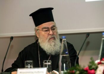 Σάλος: Μητροπολίτης παρατήρησε εκπαιδευτικό για ένα  πουκάμισο… ριχτό! (βίντεο)