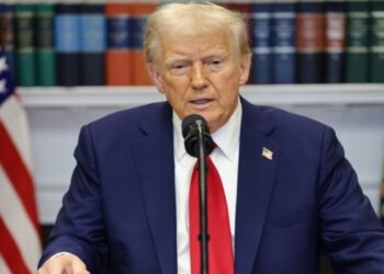 Τραμπ: Θέτει υπό αμφισβήτηση την καταβολή μισθών αναδρομικά σε ομοσπονδιακούς υπαλλήλους 