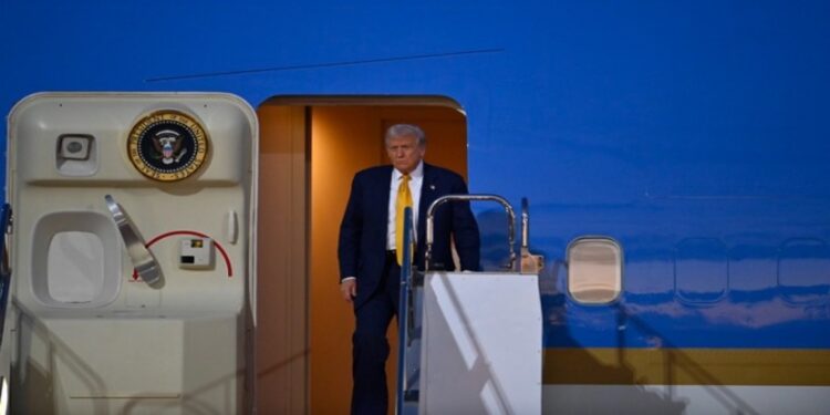 Στη Νότια Κορέα ο Τραμπ, τιμήθηκε με στέμμα και μετάλλιο