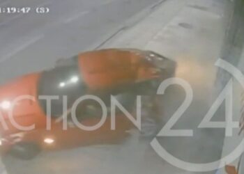 Βίντεο με αυτοκίνητο που «καρφώθηκε» σε τζαμαρία των ΕΛΤΑ στην Κηφισίας