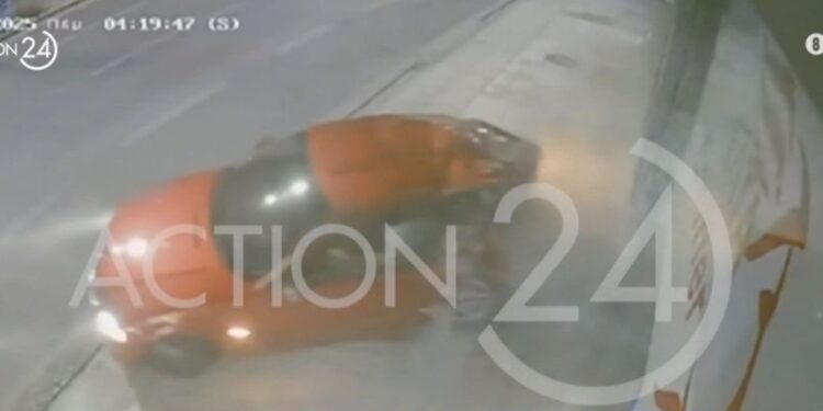 Βίντεο με αυτοκίνητο που «καρφώθηκε» σε τζαμαρία των ΕΛΤΑ στην Κηφισίας