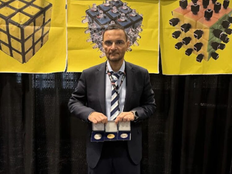 Έλληνας μαθητής ΕΠΑΛ θριάμβευσε στη Σίλικον Βάλεϊ με καινοτόμο Κύβο του Ρούμπικ για άτομα με αναπηρίες