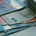 Νέο μηνιαίο επίδομα 100 ευρώ: Ποιοι είναι οι κερδισμένοι – Πότε αρχίζει η καταβολή