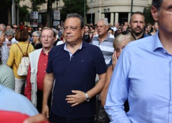 Τα δύο μπλοκ συζητούσαν πως θα ξαναγίνουν ένα