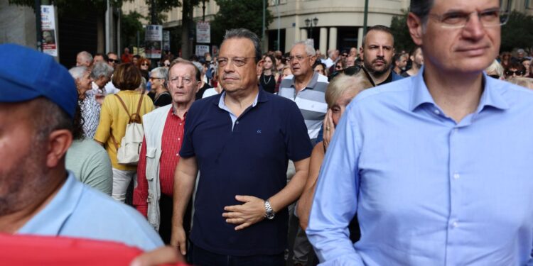 Τα δύο μπλοκ συζητούσαν πως θα ξαναγίνουν ένα