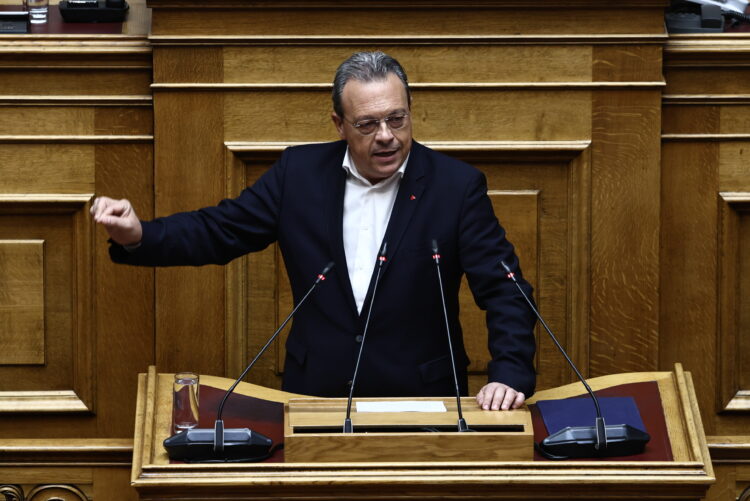 Φάμελλος: Η κυβέρνηση έπνιξε στα δακρυγόνα γονείς και εκπαιδευτικούς