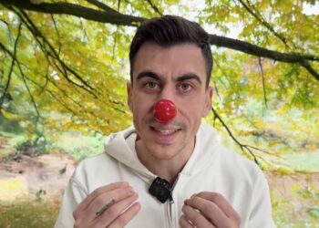 Ο ευρωβουλευτής Φειδίας με μύτη… κλόουν εξήγγειλε κόμμα!