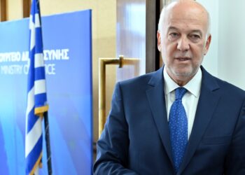 Προκλητικός ο Φλωρίδης για τα Τέμπη: Η Ελλάδα κλυδωνίστηκε για θεωρίες συνωμοσίας που έβγαλαν στους δρόμους εκατομμύρια