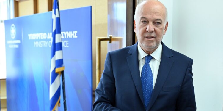 Προκλητικός ο Φλωρίδης για τα Τέμπη: Η Ελλάδα κλυδωνίστηκε για θεωρίες συνωμοσίας που έβγαλαν στους δρόμους εκατομμύρια