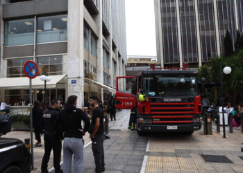 Φωτιά στον Πύργο Αθηνών – Επιχειρούν 18 πυροσβέστες