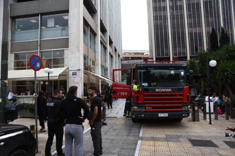 Φωτιά στον Πύργο Αθηνών – Επιχειρούν 18 πυροσβέστες