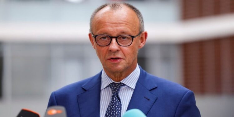 «Με ενοχλούν όσοι δεν σέβονται τους κανόνες μας»: Επιμένει ο Μερτς στην αντιμεταναστευτική ρητορική