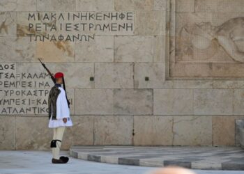 Πυρ ομαδόν από την Αντιπολίτευση για τον στρατό στο Σύνταγμα