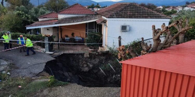 Τεράστιος κρατήρας άνοιξε στις Φυτείες Αιτωλοακαρνανίας