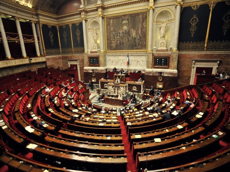 Γαλλία: Κι όμως, οι υπερπλούσιοι Γάλλοι δεν θα φοροληθούν –  Απορρίφθηκε ο φόρος Ζικμάν