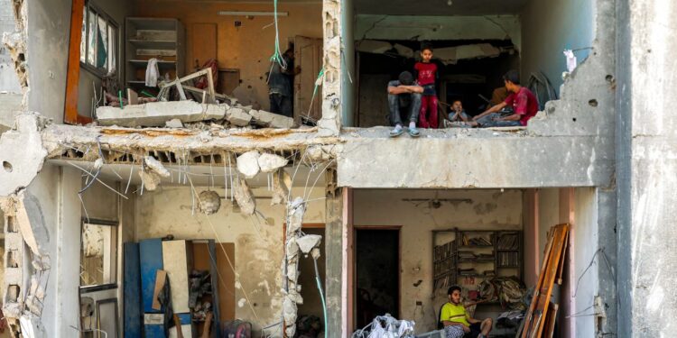 «Περιμένουμε να πεθάνουμε αργά»: Το συγκλονιστικό ημερολόγιο του Καρίμ από τη Γάζα