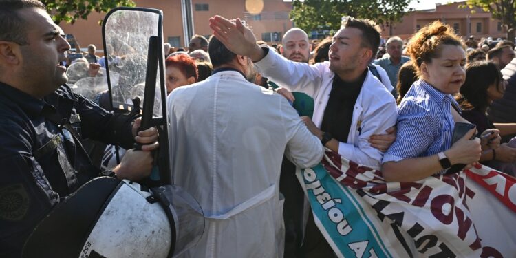 Ξύλο και χημικά στους γιατρούς του «Αττικόν» για να βγει η φιέστα Μητσοτάκη – Γεωργιάδη