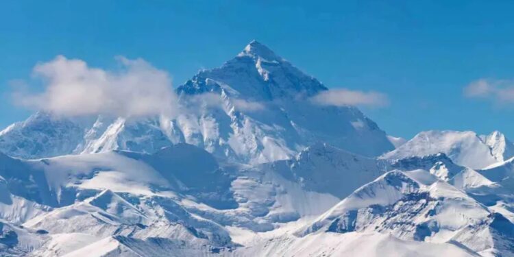 Έβερεστ: Σχεδόν 1.000 άνθρωποι παγιδευμένοι μετά από σφοδρή χιονοθύελλα στο Θιβέτ