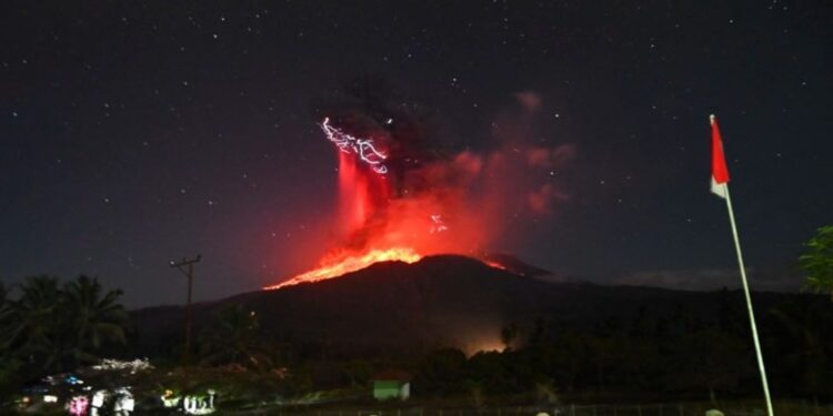 Ινδονησία: Νέα έκρηξη ηφαιστείου στη νήσο Φλόρες