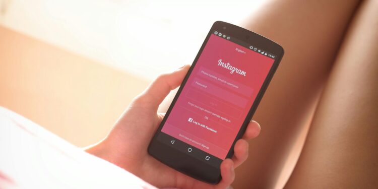 Instagram: «Στοχοποιεί» έφηβους με ψυχολογικές ευπάθειες