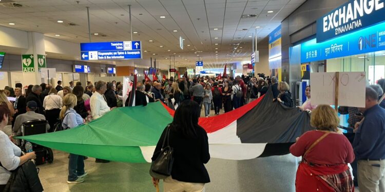 «Global sumud Flottilla»: Φωτορεπορτάζ του nonpapers από την υποδοχή των 27 στο Ελ. Βενιζέλος