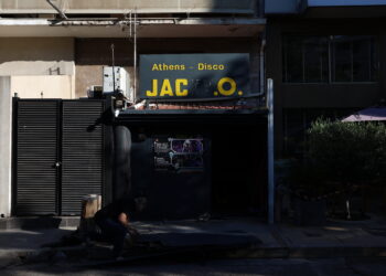 Έκρηξη στη Jacky.O: Βίντεο ντοκουμέντο με τον δράστη να μεταφέρει τη σακούλα