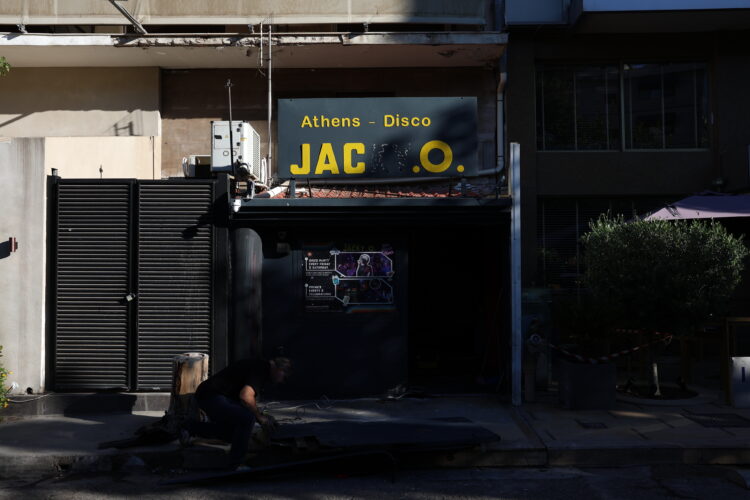 Έκρηξη στη Jacky.O: Βίντεο ντοκουμέντο με τον δράστη να μεταφέρει τη σακούλα