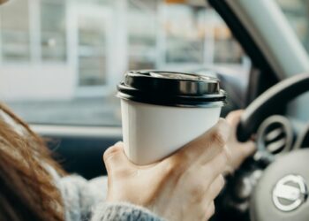 Νέος ΚΟΚ: Τι ισχύει για ψώνια στο κάθισμα, καφέ και χοντρά μπουφάν στην οδήγηση