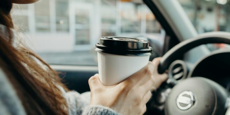 Νέος ΚΟΚ: Τι ισχύει για ψώνια στο κάθισμα, καφέ και χοντρά μπουφάν στην οδήγηση