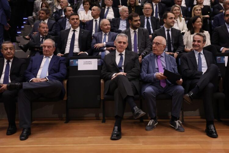 Ωδείο Αθηνών: Η χειραψία Μητσοτάκη- Καραμανλή, η απουσία Σαμαρά και ο διάλογος Δένδια Γεωργιάδη