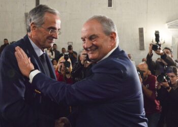 Γιατί Καραμανλής και Σαμαράς δεν δίνουν λευκή επιταγή σε κανέναν