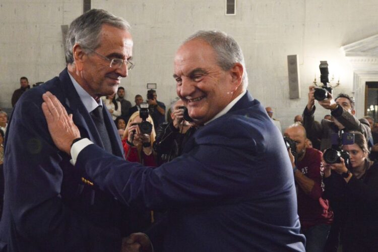 Γιατί Καραμανλής και Σαμαράς δεν δίνουν λευκή επιταγή σε κανέναν