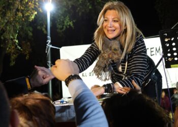 Politico για Καρυστιανού: Οι Έλληνες αναζητούν έναν πολιτικό σωτήρα στη θλιμμένη μητέρα τους