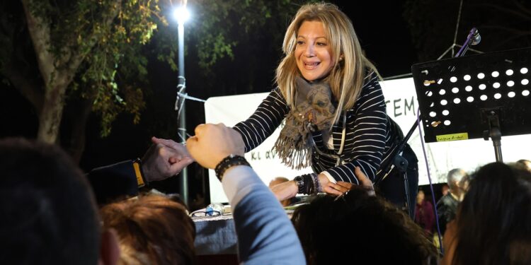 Politico για Καρυστιανού: Οι Έλληνες αναζητούν έναν πολιτικό σωτήρα στη θλιμμένη μητέρα τους